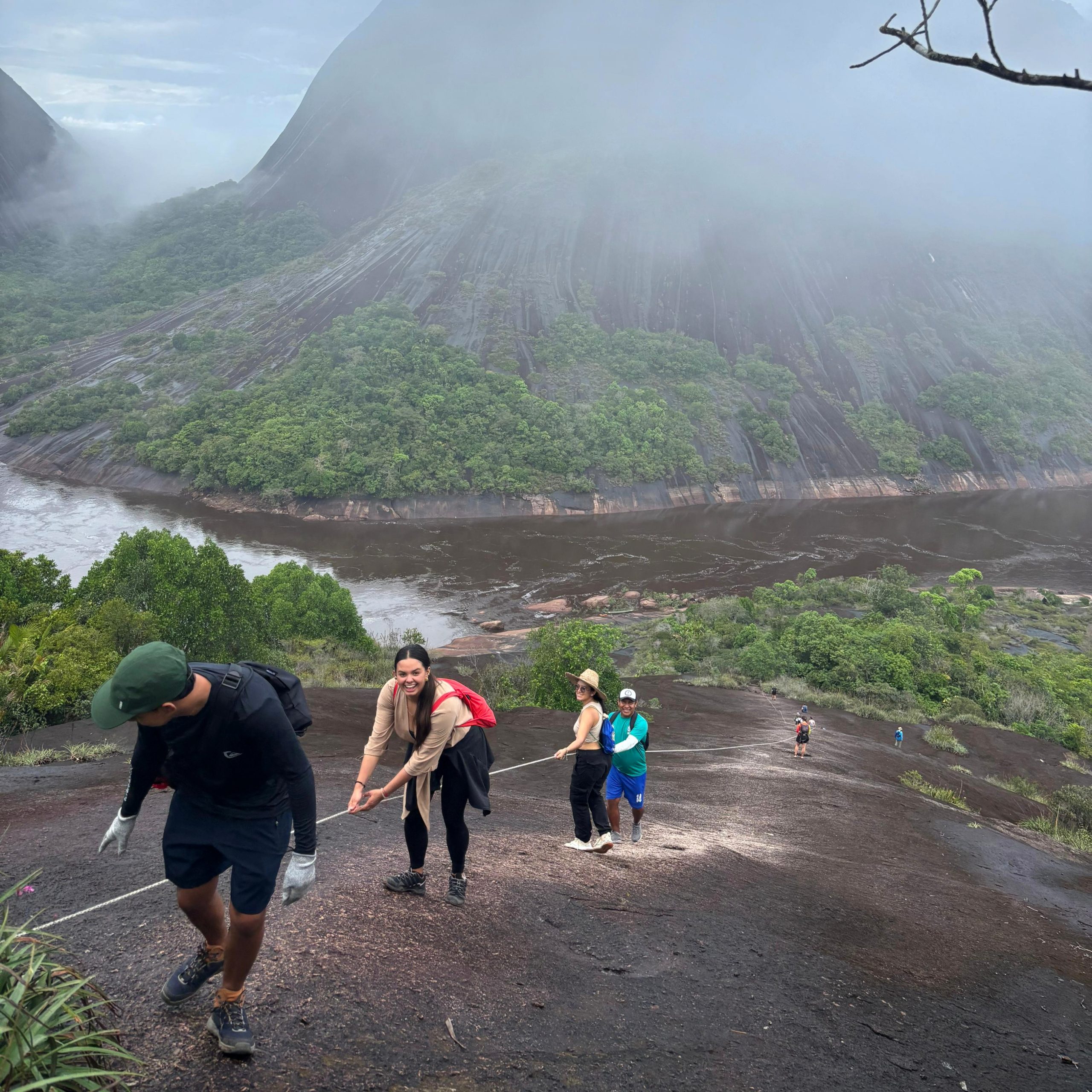 Ascender-al-Cerro-Mavicure