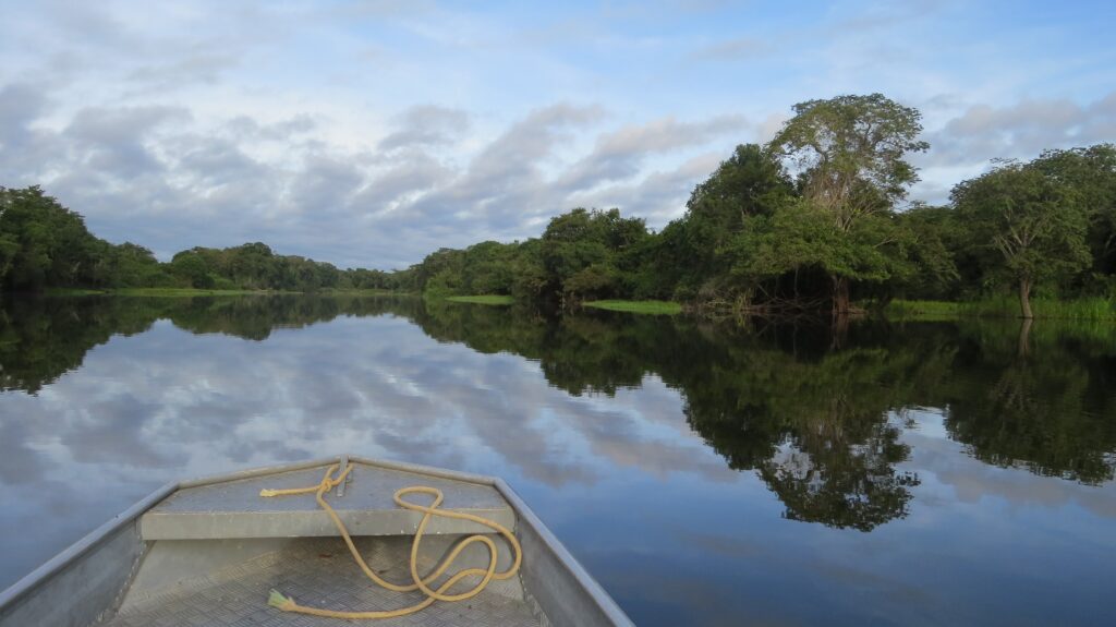 Canoa navegando por el río Amazonas en el tour Amazonas Vivencial de 3 días.
