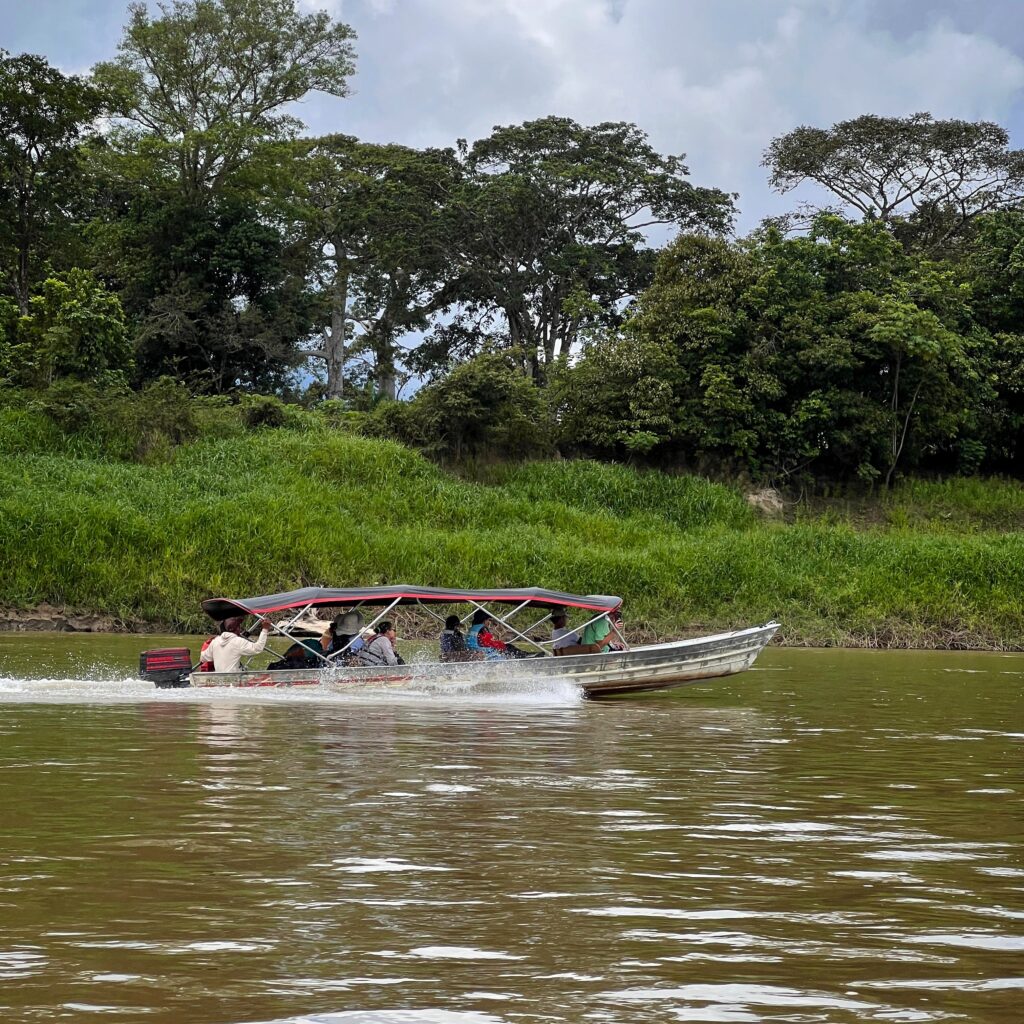 Lancha rápida navegando por el río Amazonas en el tour de 4 días desde Leticia, rodeada de selva amazónica.