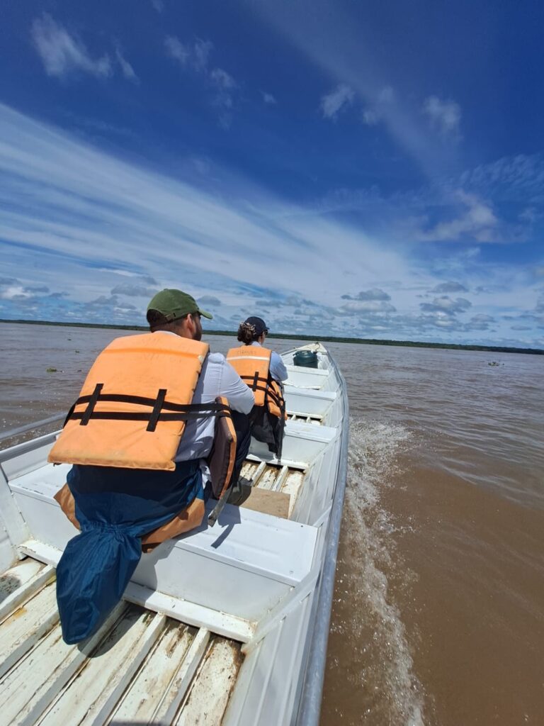 Lancha rápida navegando por un lago del río Amazonas en Colombia. Transporte fluvial en el tour de inmersión total por la Amazonía.