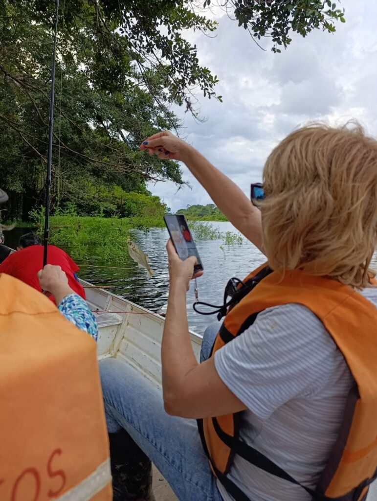 Viajero pescando una piraña en Amazonas