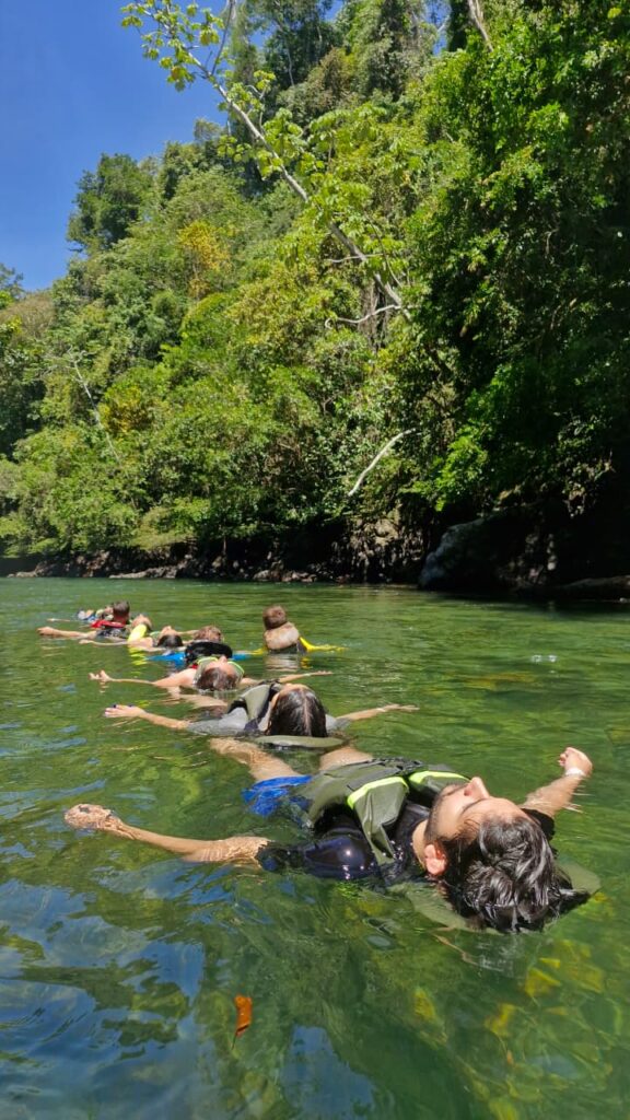 Bodyrafting en el cañón del Río La Miel durante el tour Norcasia 3 días. Aventura en aguas cristalinas en Caldas.