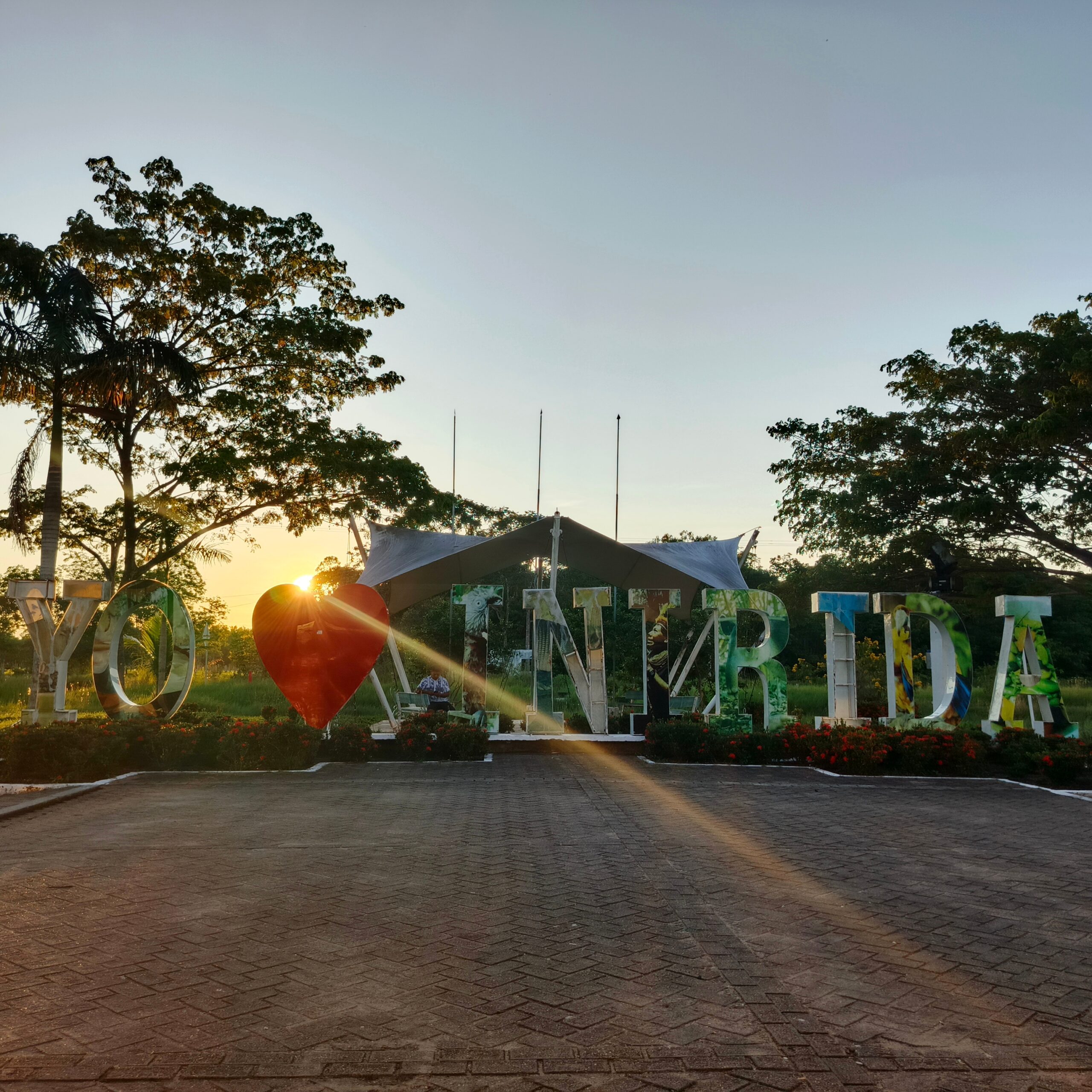 Letrero "Yo amo a Inírida" con fondo de selva. Cómo llegar a Inírida en avión con Satena