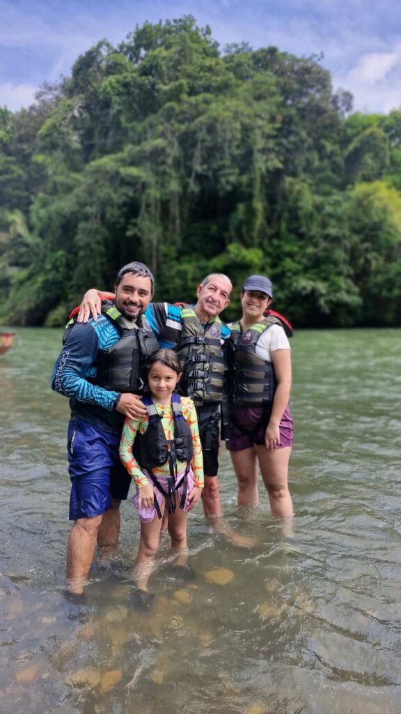 Caminar bajo el agua en el Río Manso, una experiencia única en el tour Norcasia 3 días.