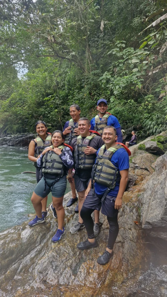Caminar bajo el agua en el Río Manso. Experiencia única en el tour Norcasia 2 días Full Acción.