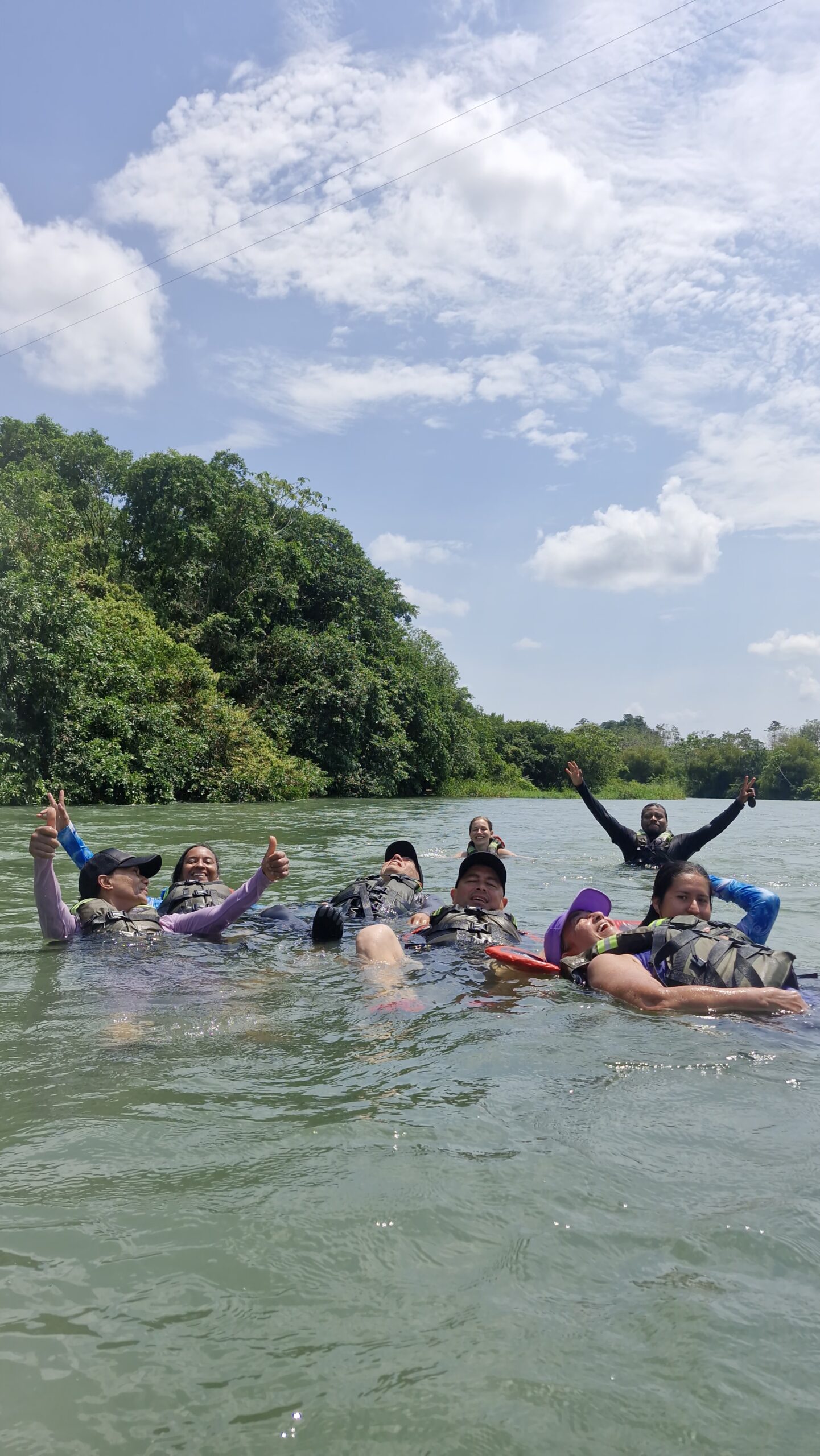 Bodyrafting en el cañón del Río La Miel durante el tour Norcasia 2 días. Aventura en aguas cristalinas en Caldas.