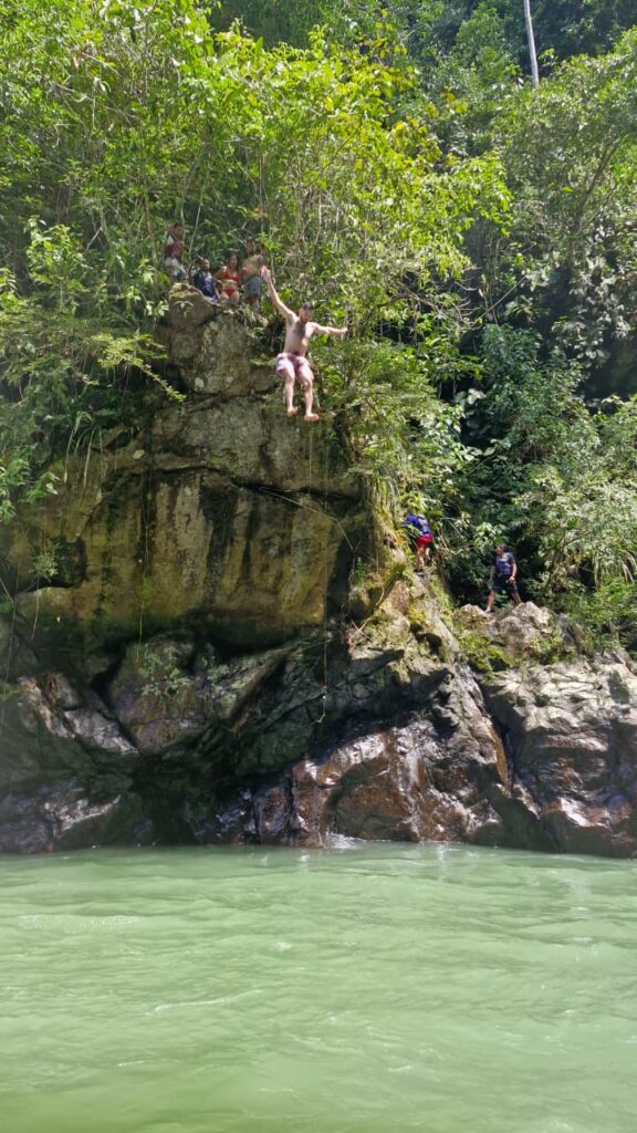 Salto extremo al río en el cañón del Río La Miel. Actividad de adrenalina en el plan Norcasia 3 días.