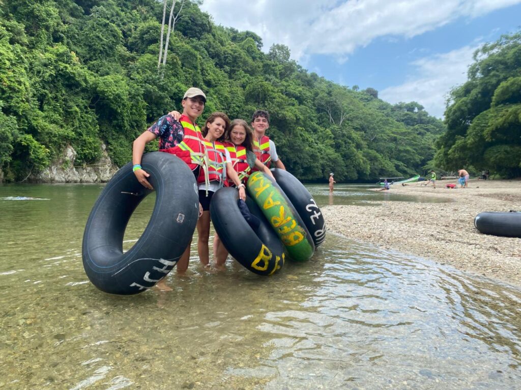 El tubing en el río Don Diego es una actividad relajante de naturaleza cerca de Santa Marta
